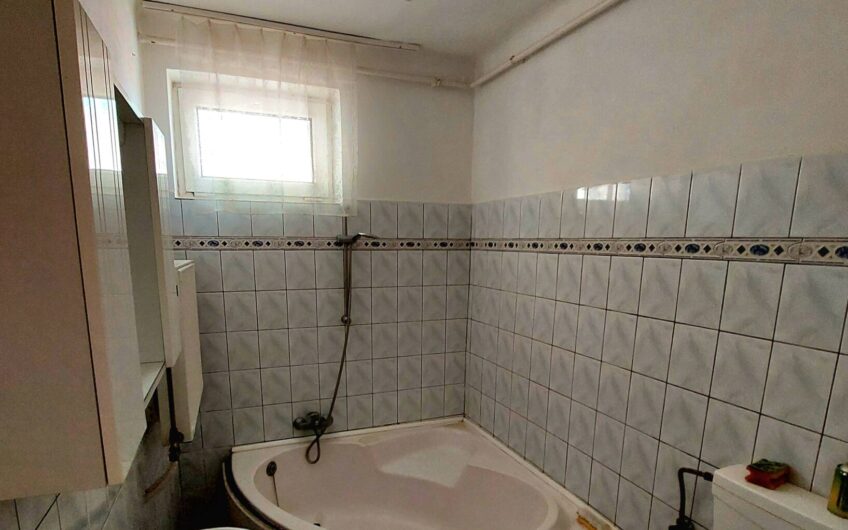 Záhonyban eladó 3 szobás társasházi lakás.