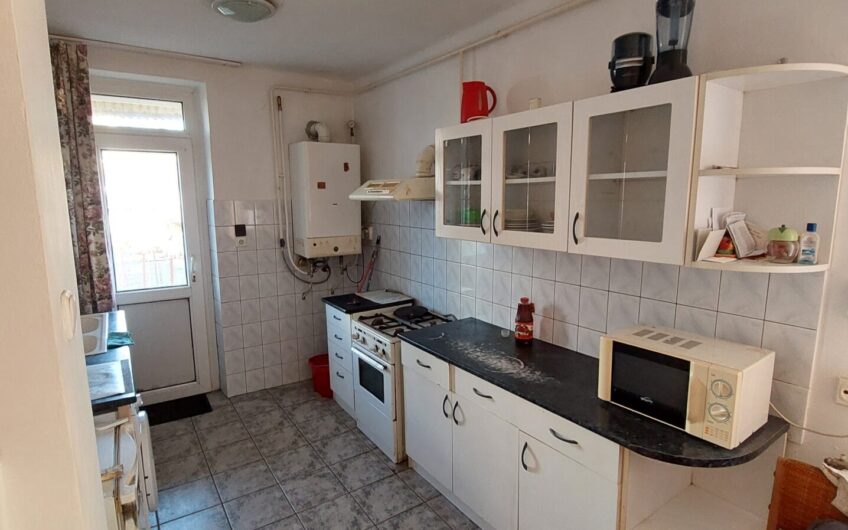 Záhonyban eladó 3 szobás társasházi lakás.